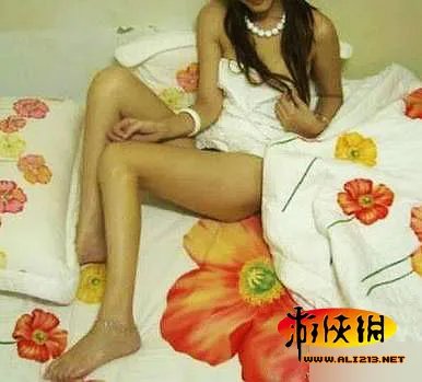 求网友打分!90后女大学生宿舍自曝丝袜美腿照