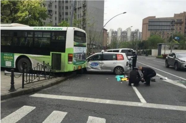 上海公交车撞上人行道并致1人死亡是怎么回事?