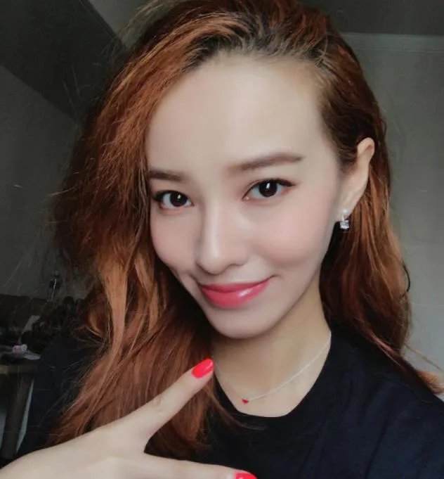 欧弟妻子直播化妆 化妆前后差距太大（图）