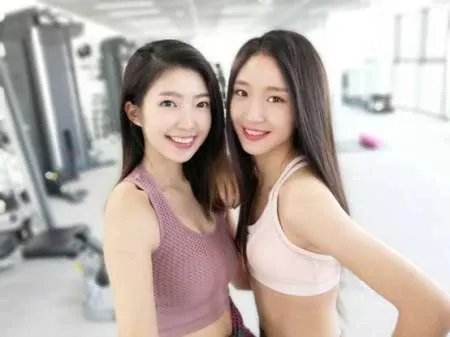 自拍纠结症 四镜头华为nova2s让你怎么拍怎么美