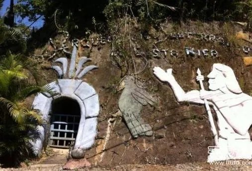 老人山上挖洞:竟挖出一座地宫(组图)