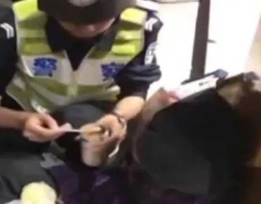 谁喂迷路老人喝粥？