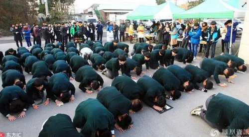 韩国高考下跪加油 今年高考60万通过率约60%