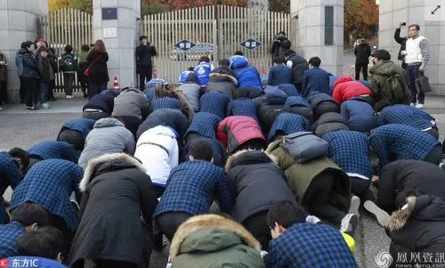 韩国高考下跪加油 今年高考60万通过率约60%