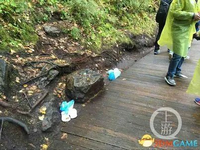 雨天垃圾倍增 九寨沟保洁员被骂“你就是捡垃圾的”