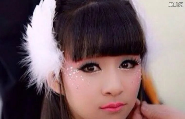 小彩旗素颜吓死人 15岁被传已有老公是真是假？