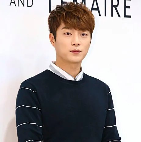 尹斗俊喜欢孙娜恩是真的吗 当众揩油遭粉丝不满