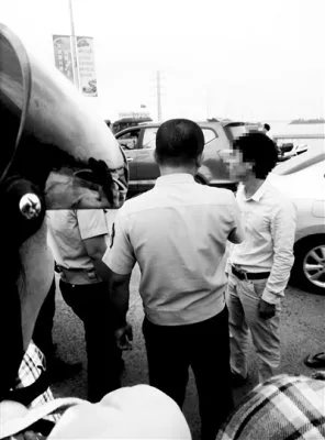 女子当男友面跳桥 渔民抛救生圈也不接