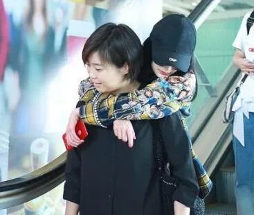 杨幂被赶出机场，大家怎么看？