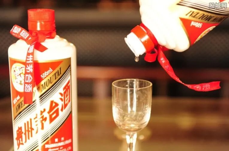 贵州茅台跌破700元 2018年飞天茅台酒价格多少