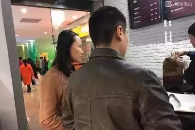 女子怀孕遭人抱摔 涉事二人照片已被拍下