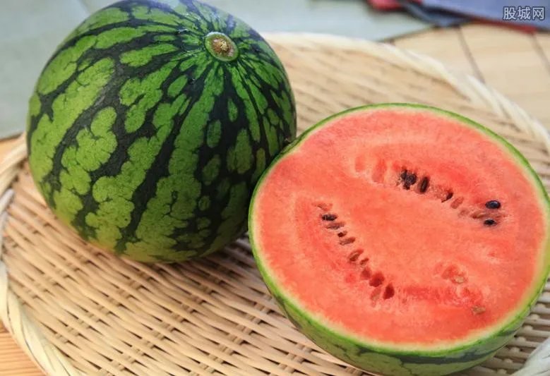 2.5吨西瓜碾成渣 2017年西瓜价格会降吗