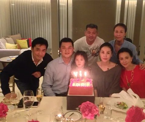 李亚鹏王菲为李嫣过生日 网友：居然这么和谐