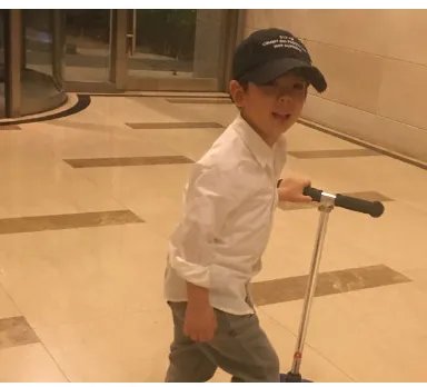 嗯哼滑板照怎么样？