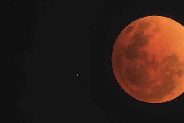 月亮为什么会变红色