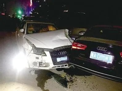 酒驾连撞11辆车 路边行人都被惊呆了