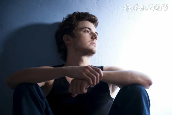 高跟鞋配丝袜被认为是绝配,但穿上丝袜脚就会在高跟鞋里打滑,不舒服怎么办?