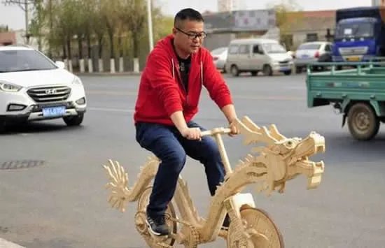 用22000根雪糕棍做龙形自行车 网友：果然高手在民间！