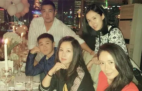 黄晓明与北影聚会众星云集 媒体称快赶上颁奖典礼了