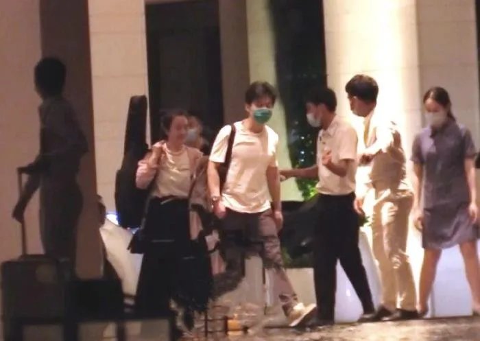 李健妻子孟小蓓个人资料简介 与妻子近况出游照片