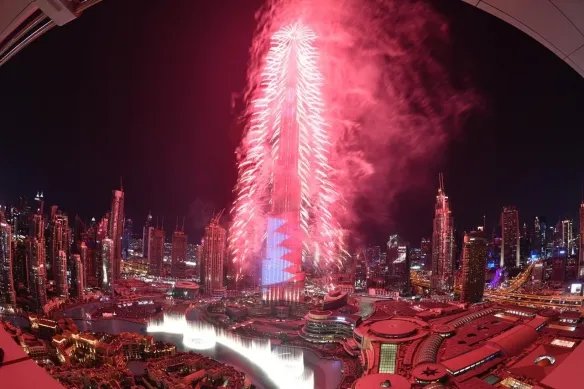 迪拜世界最高塔用中文送新年祝福 烟火秀视效惊艳!