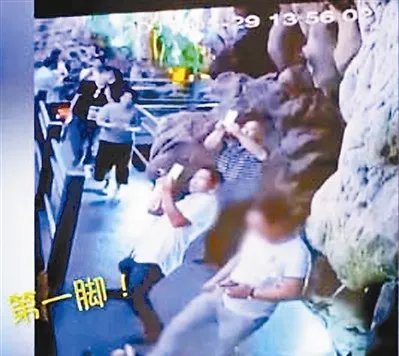 游溶洞踢断钟乳石是怎么回事?