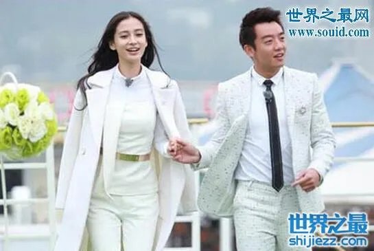 杨颖的胸口给郑恺亲吻，嘴对嘴吃饼干双唇紧贴 