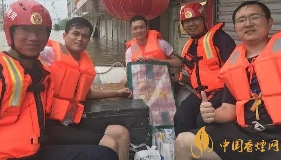 洪水中捞出300多万现金!最终被谁拿走了?