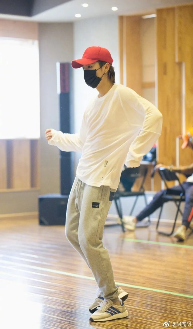 鹿晗镶钻七龙珠是什么 鹿晗最近为什么不火了