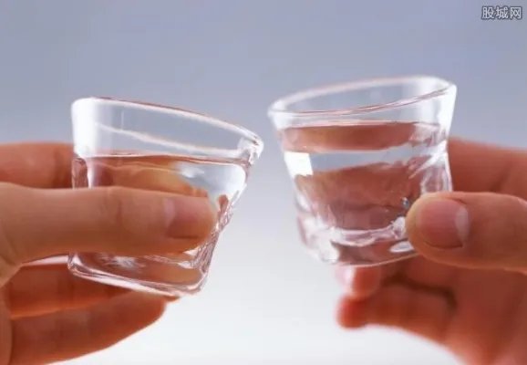 红星二锅头回应酒里泡苍蝇 画面曝光好恶心