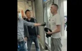 爱尔兰男子挑衅华人被一拳撂倒