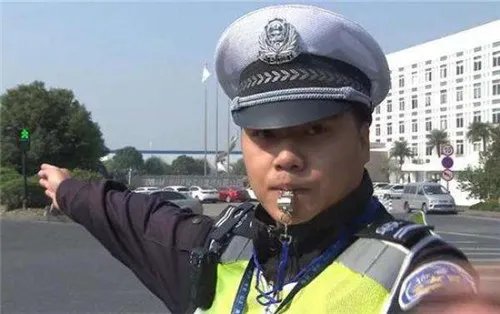 女子被卷货车底盘险丧命 前轮压到鞋,交警吹响“救命哨”
