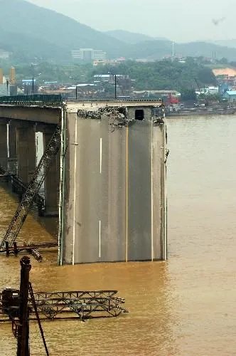 海南一高速大桥因突发塌陷封锁,给当地的交通造成了怎样的影响?