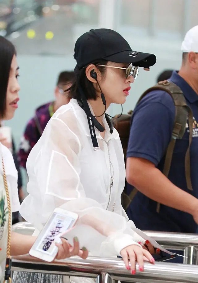 唐艺昕怀孕了肚子超大 唐艺昕坐轮椅现身