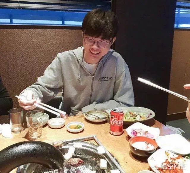 SKT散伙饭照片曝光，李哥再露迷之微笑，网友：SKT明年应该稳了！你怎么看？