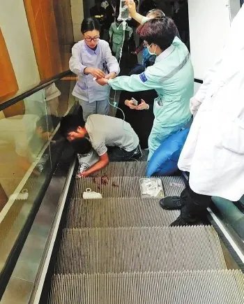 福清市一5岁童左手卡扶梯是如何获救的?