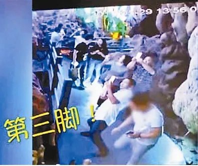 游溶洞踢断钟乳石是怎么回事?