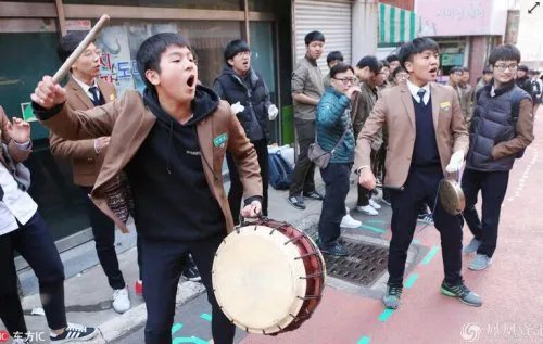 韩国高考下跪加油 今年高考60万通过率约60%