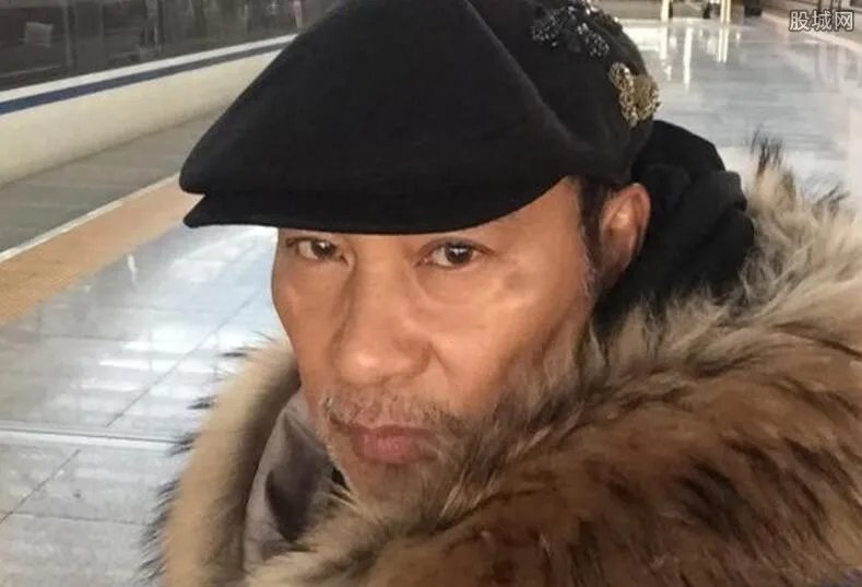 任达华携妻旅游女儿长腿抢镜 任达华个人资料介绍