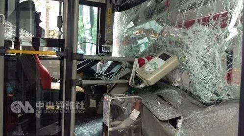台北两公交车相撞 撞击力道极大20人受伤