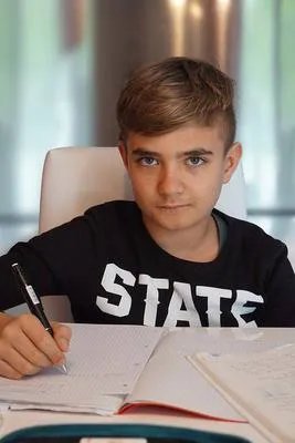 孩子跪景区写作业 双腿跪坐对人身体的影响