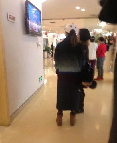 疑张靓颖未婚先孕是真是假?  现身妇产医院做检查