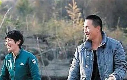 男子带妻女隐居深山 竟干这事（全文）