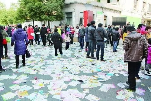 男子闹市撒宣传单被罚是怎么回事?