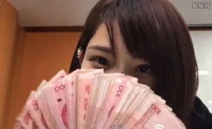 斗鱼女主播又出新花招 直播取款百万现金炫富