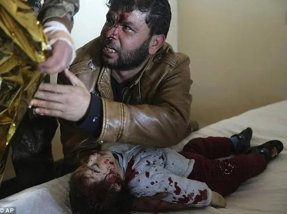 15月大女婴被IS炸死 父亲伤心欲绝失声痛哭