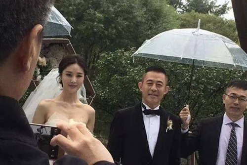 侯勇低调三婚新娘千娇百媚 功成名就后老婆越娶越年轻