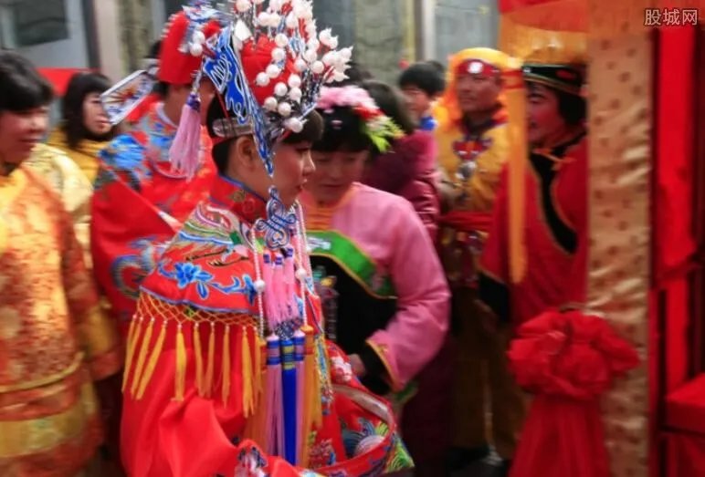 1260斤猪接新娘 奇葩接亲方式引人注目