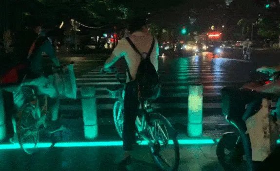 广州现地上红绿灯是怎么回事?