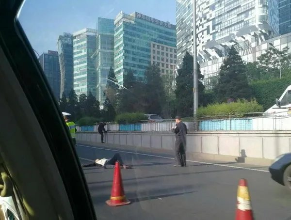 女子跳桥砸中汽车是怎么回事?